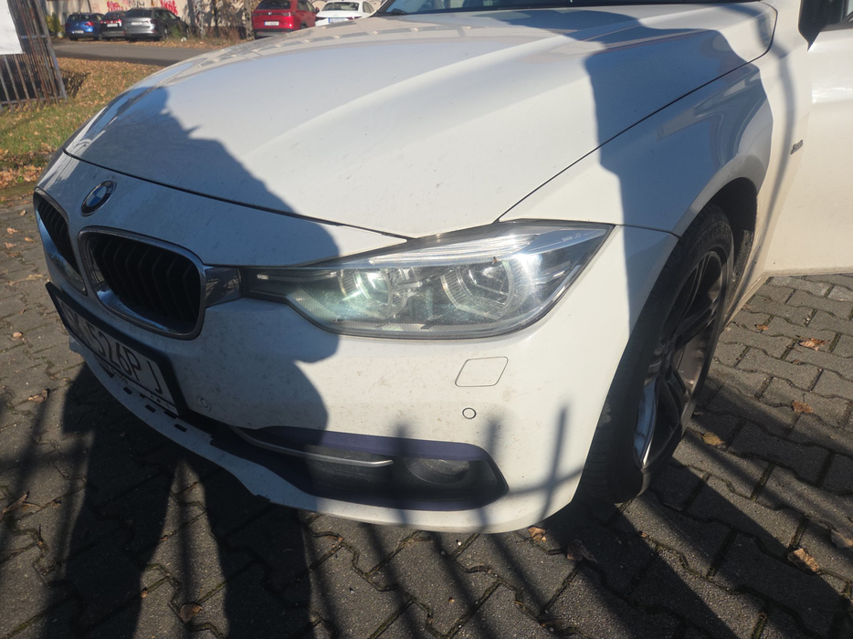 Zdjęcie oświetlenia przedniego i dolnego lewego