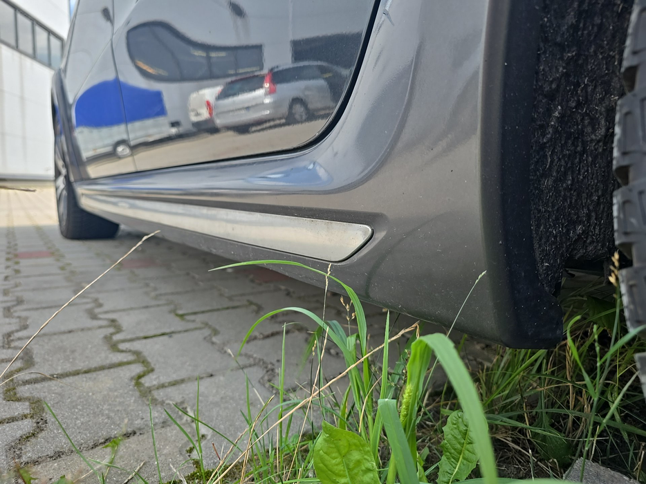 Zdjęcie progu tylnego lewego od dołu po przekątnej