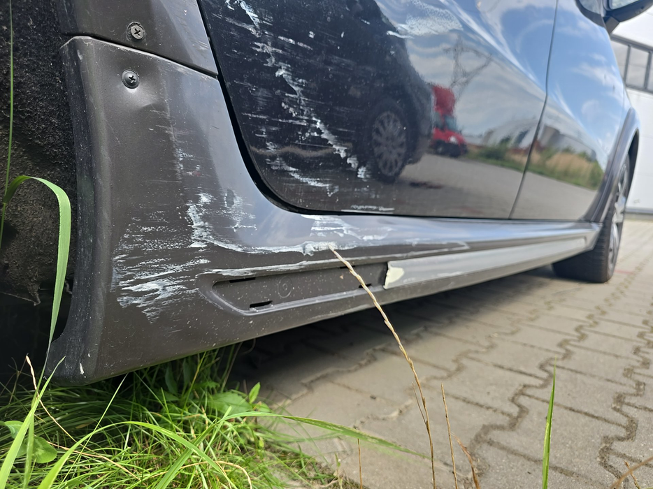Zdjęcie progu tylnego prawego od dołu po przekątnej