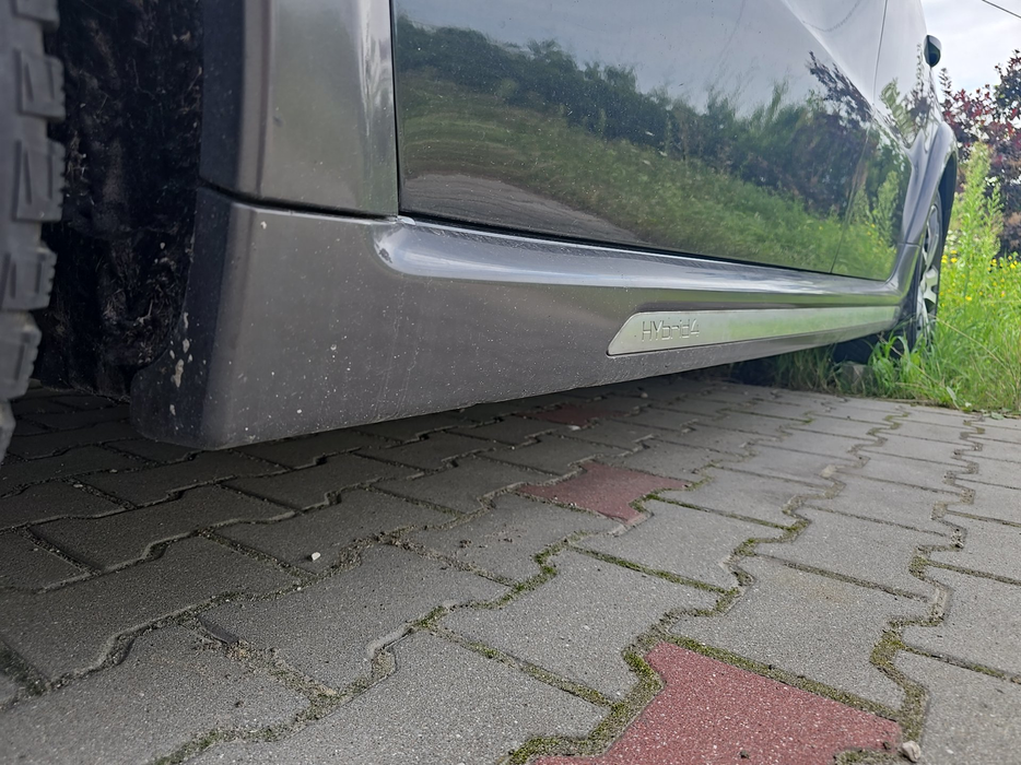 Zdjęcie progu przedniego lewego od dołu po przekątnej