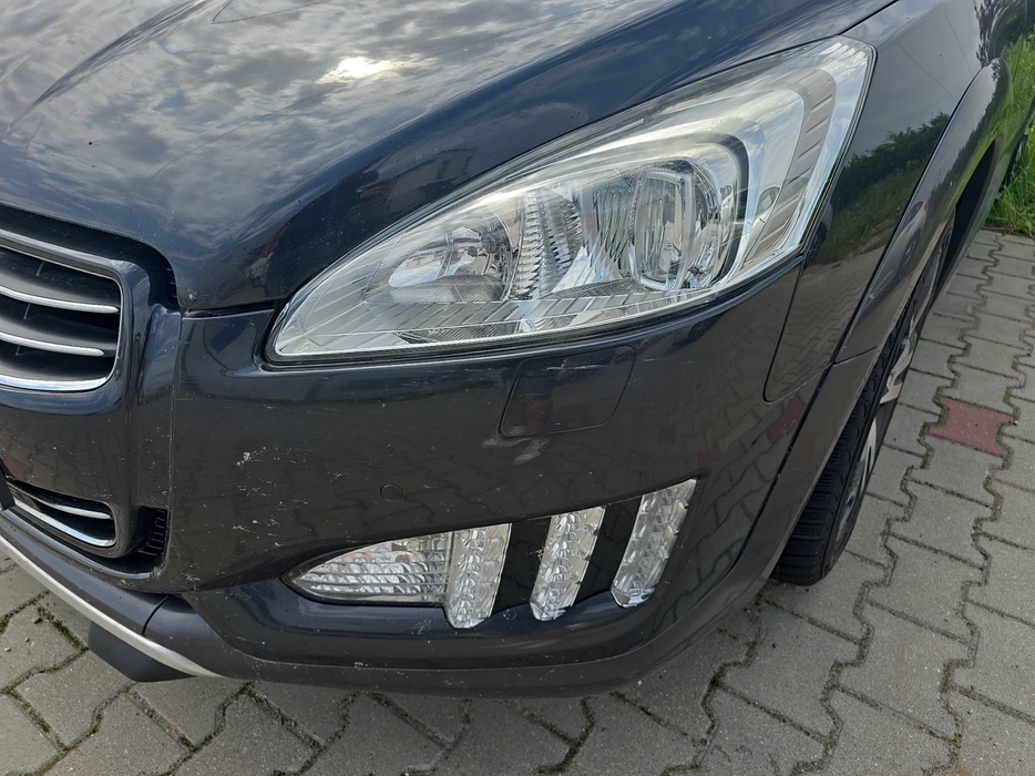 Zdjęcie oświetlenia przedniego i dolnego lewego