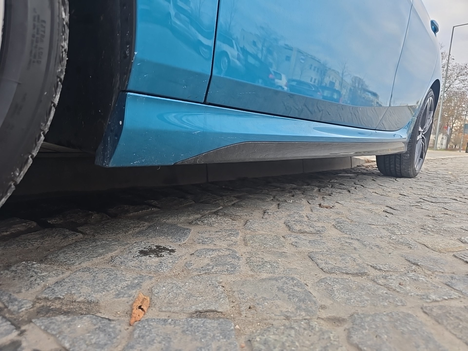 Zdjęcie progu przedniego lewego od dołu po przekątnej