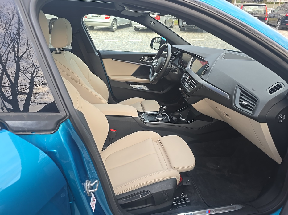 Zdjęcie wnętrza od pasażera, przód