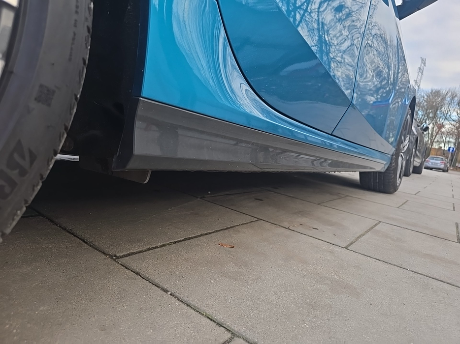 Zdjęcie progu tylnego prawego od dołu po przekątnej