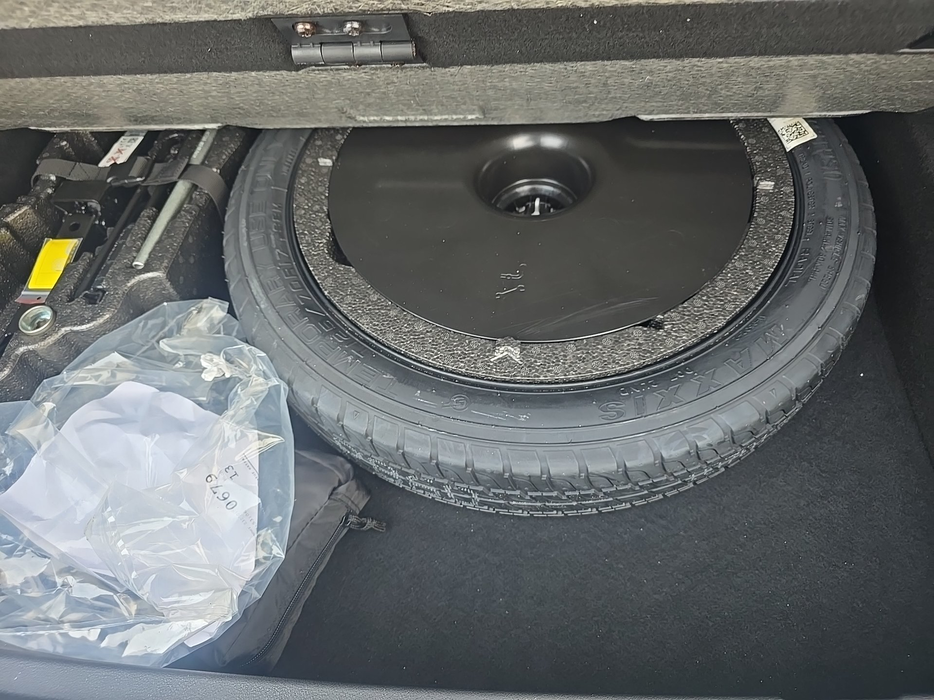 Zdjęcie przestrzeni pod wykładziną bagażnika