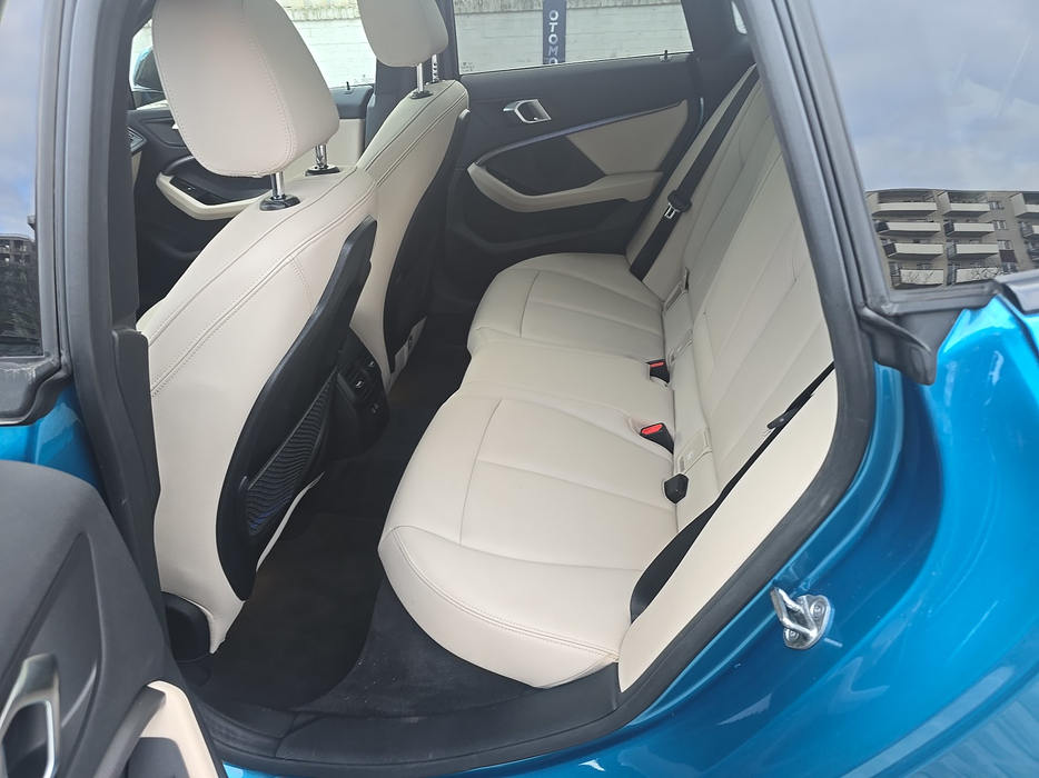 Zdjęcie wnętrza od kierowcy, tył