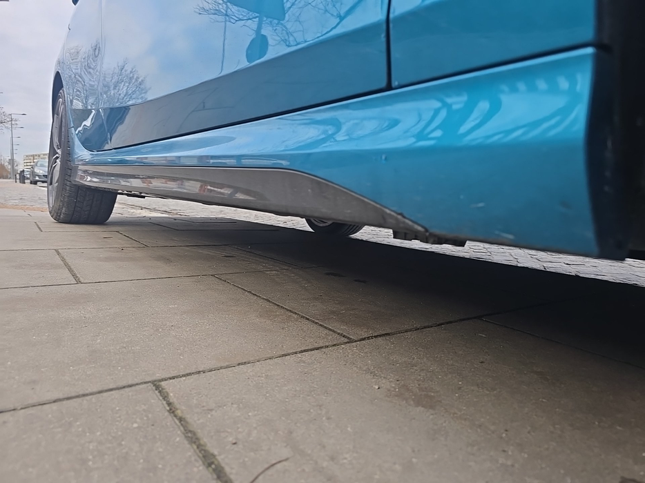 Zdjęcie progu przedniego prawego od dołu po przekątnej