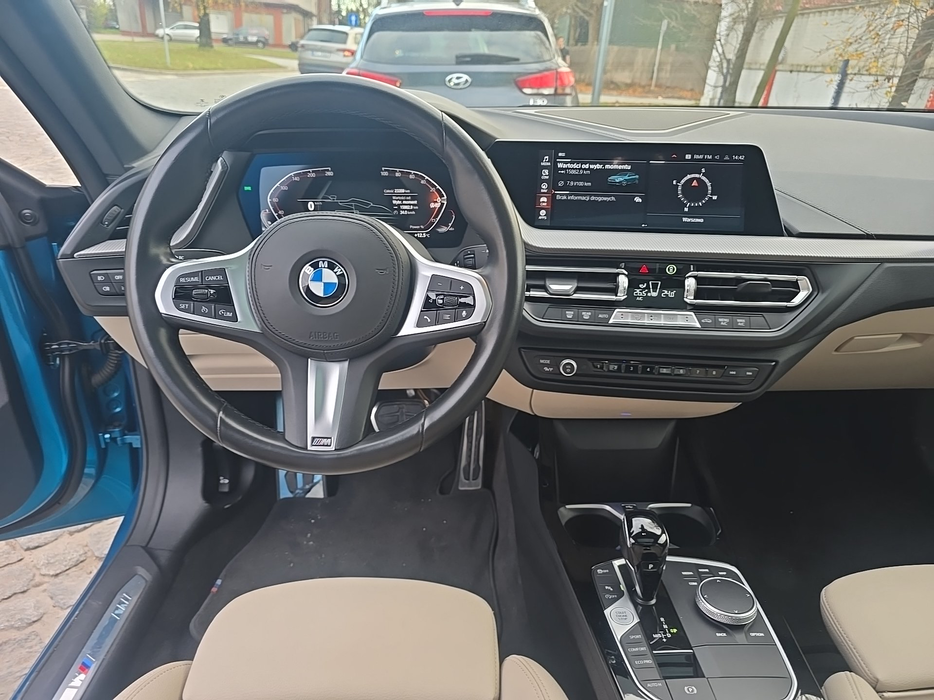 Zdjęcie kokpitu i kierownicy