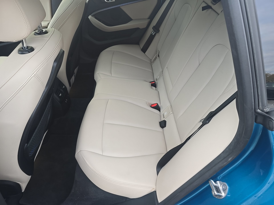 Zdjęcie kanapy tylnej z lewej strony