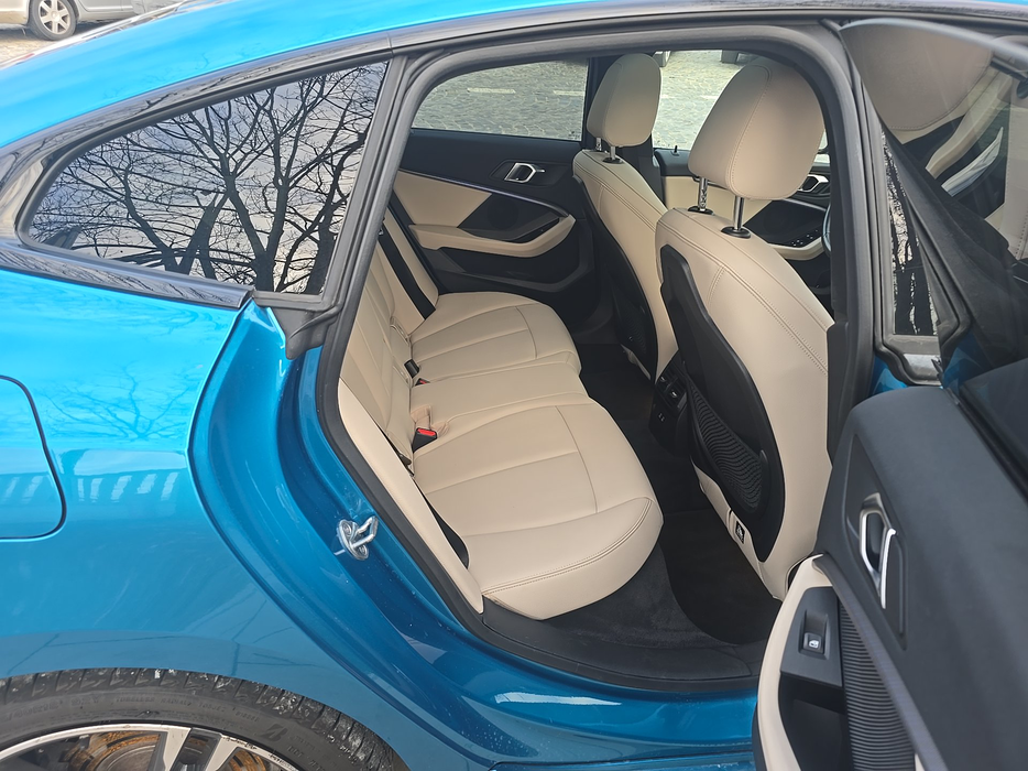 Zdjęcie wnętrza od pasażera, tył