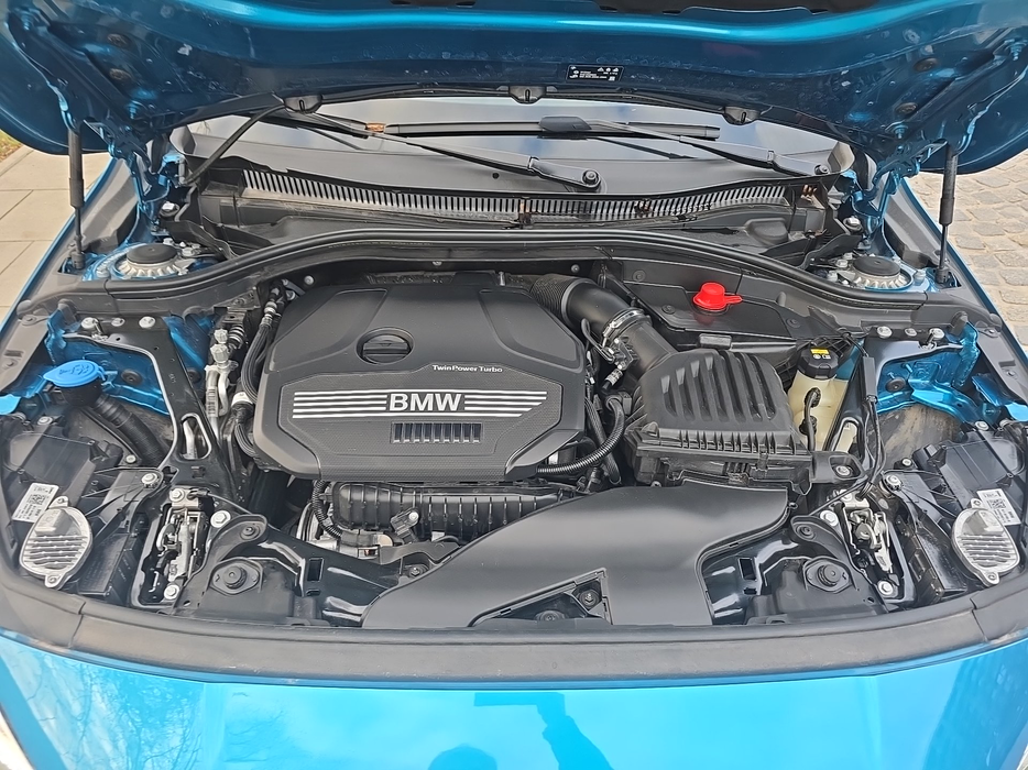 Zdjęcie wnętrza komory silnika