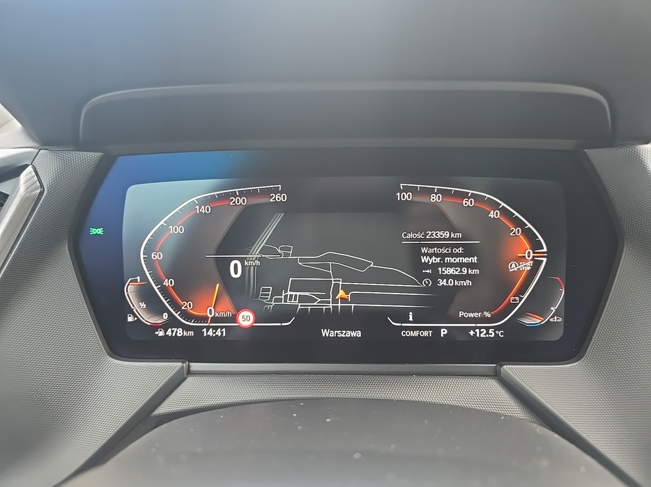 Zdjęcie zegarów i kontrolek po uruchomieniu silnika