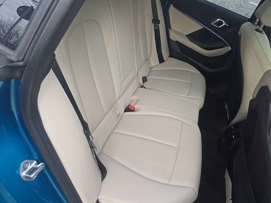 Zdjęcie kanapy tylnej z prawej strony