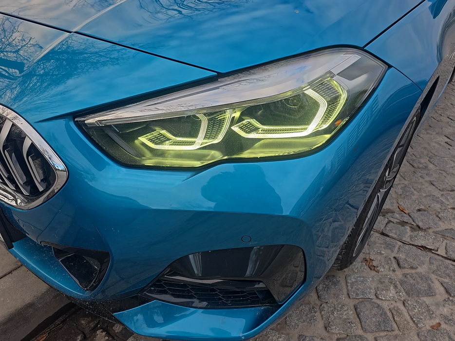 Zdjęcie oświetlenia przedniego i dolnego lewego