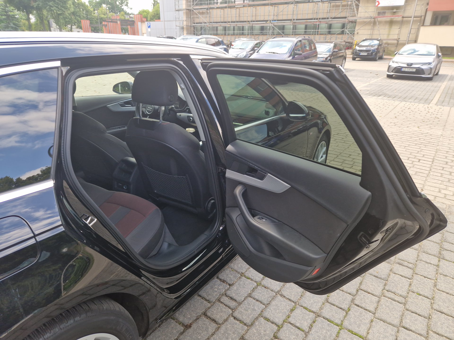 Zdjęcie wnętrza od pasażera, tył