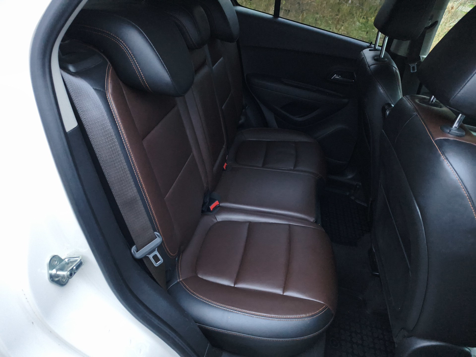 Zdjęcie kanapy tylnej z prawej strony