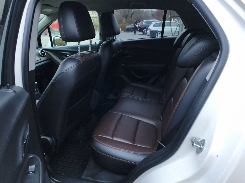 Zdjęcie wnętrza od kierowcy, tył