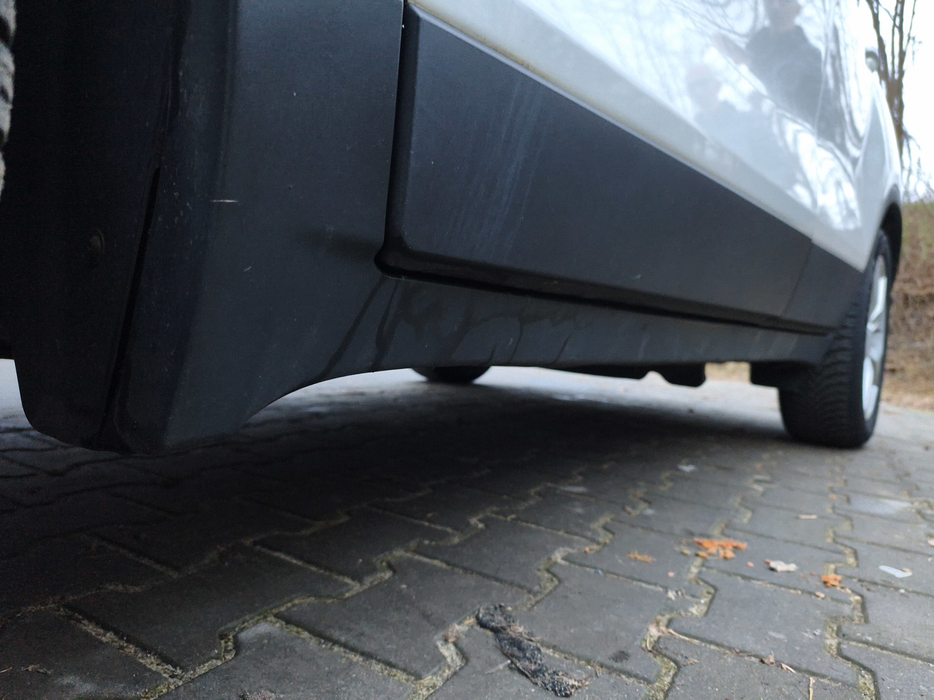 Zdjęcie progu przedniego lewego od dołu po przekątnej