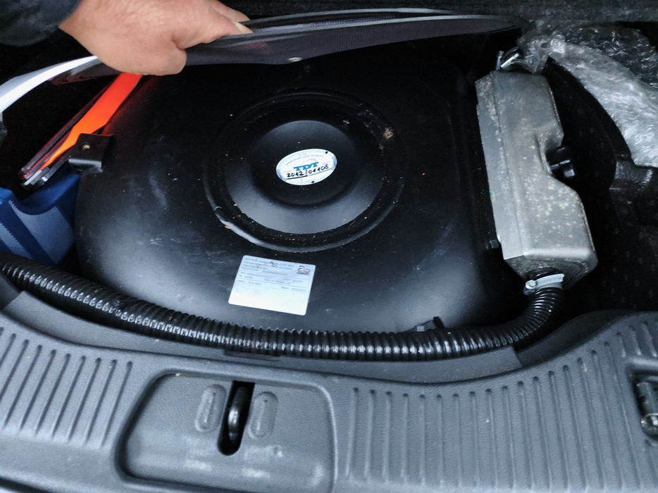 Zdjęcie przestrzeni pod wykładziną bagażnika