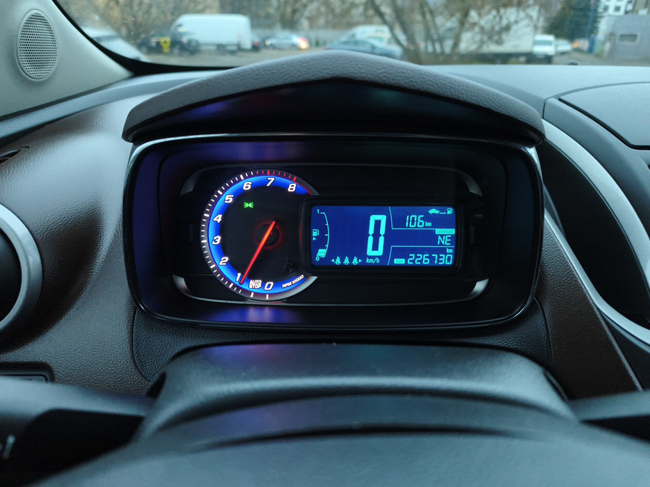 Zdjęcie zegarów i kontrolek po uruchomieniu silnika