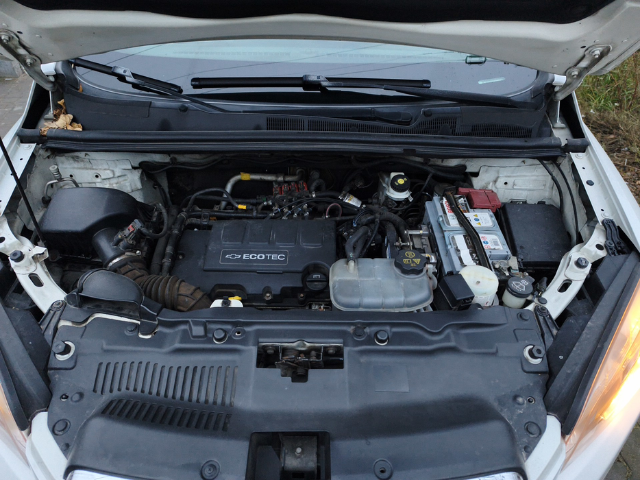 Zdjęcie wnętrza komory silnika