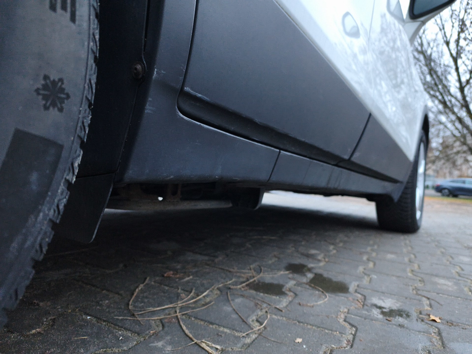 Zdjęcie progu tylnego prawego od dołu po przekątnej