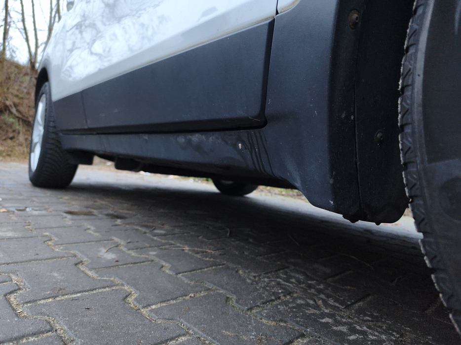 Zdjęcie progu przedniego prawego od dołu po przekątnej