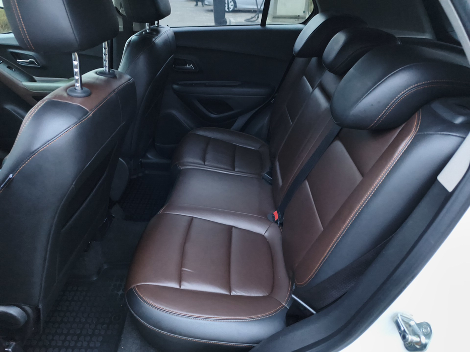 Zdjęcie kanapy tylnej z lewej strony