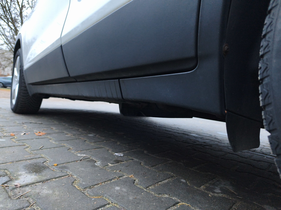 Zdjęcie progu tylnego lewego od dołu po przekątnej