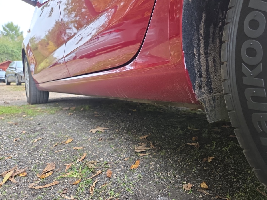 Zdjęcie progu tylnego lewego od dołu po przekątnej