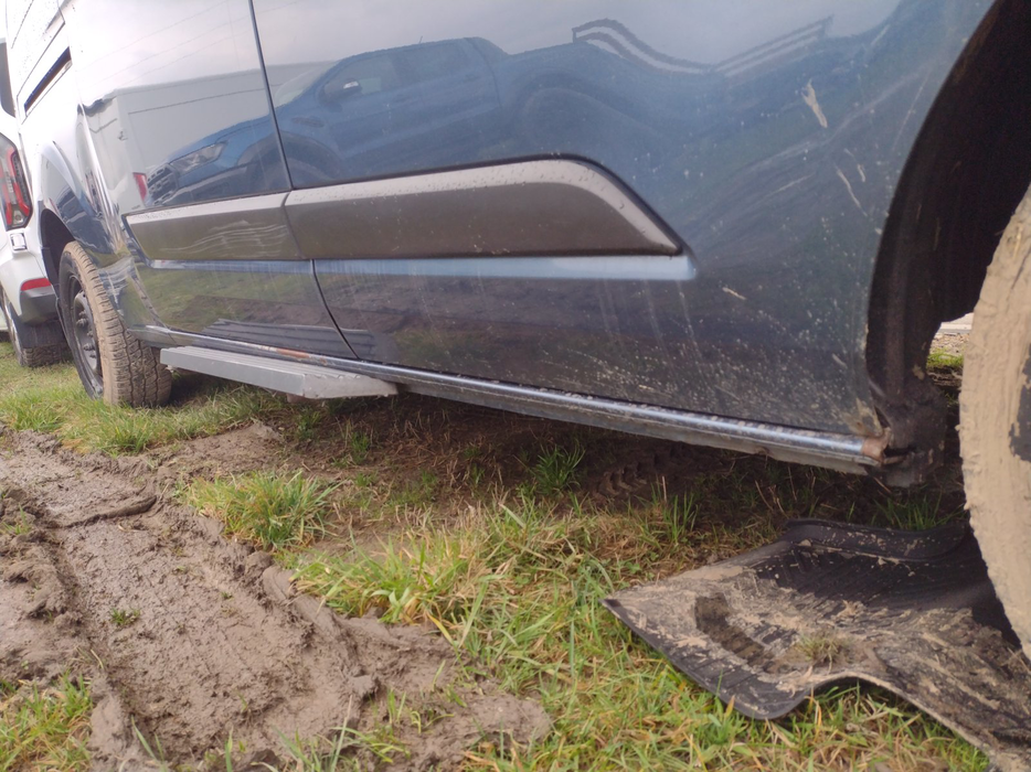 Zdjęcie progu przedniego prawego od dołu po przekątnej