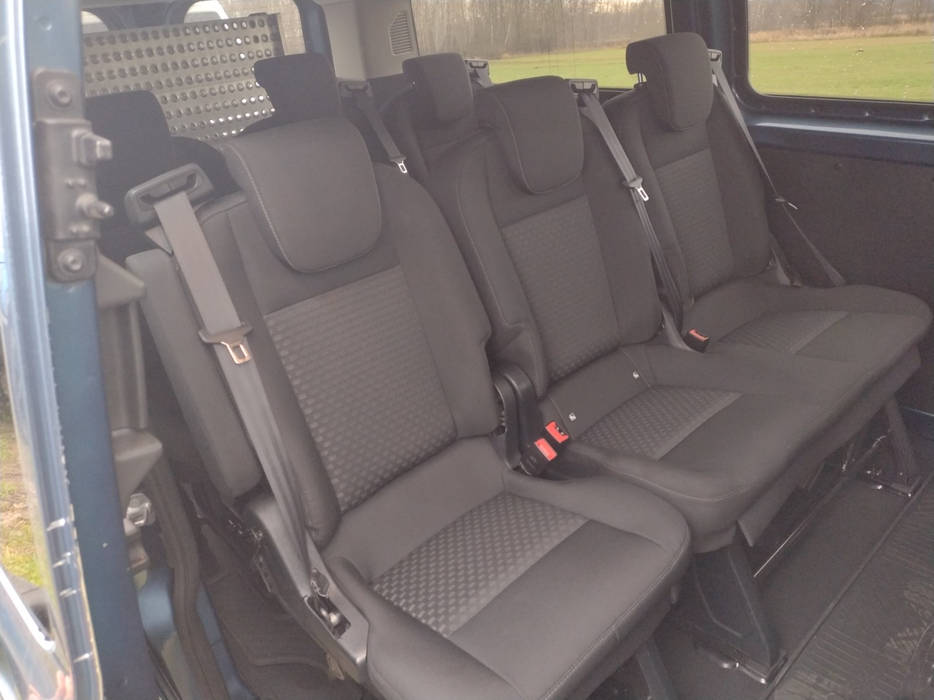 Zdjęcie kanapy tylnej z prawej strony