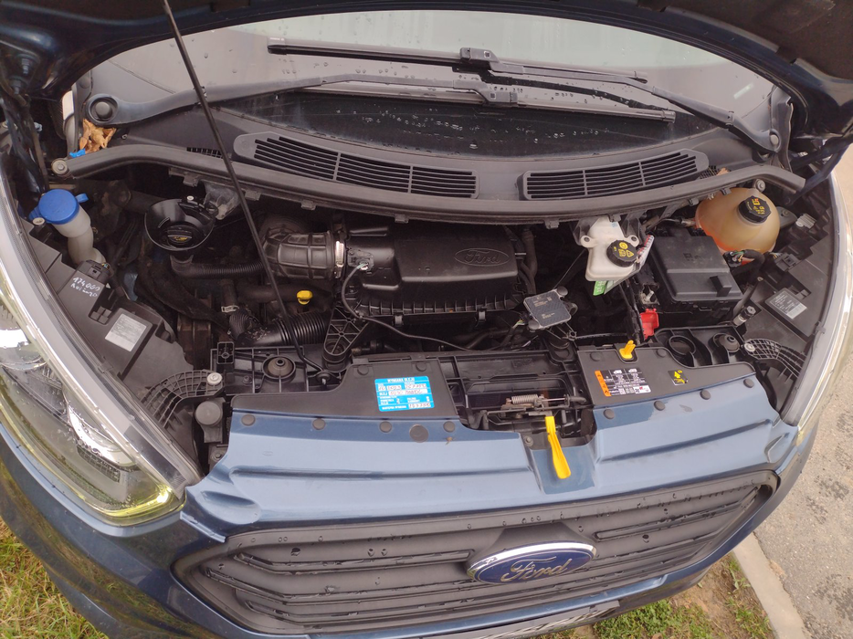 Zdjęcie wnętrza komory silnika