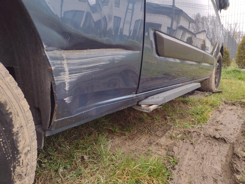 Zdjęcie progu tylnego prawego od dołu po przekątnej