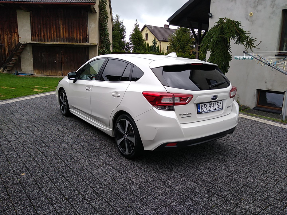 Zdjęcie po ukosie, lewy tył