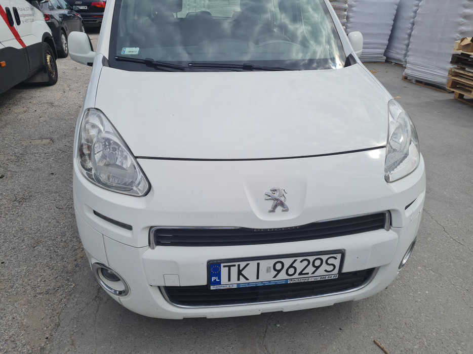 Zdjęcie pokrywy komory silnika