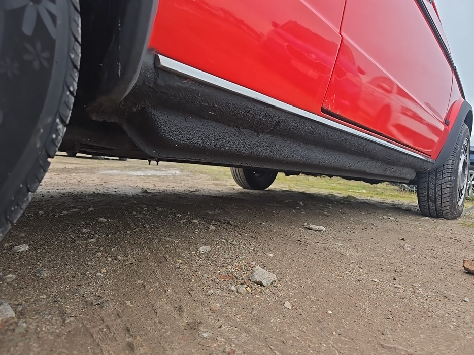 Zdjęcie progu tylnego prawego od dołu po przekątnej