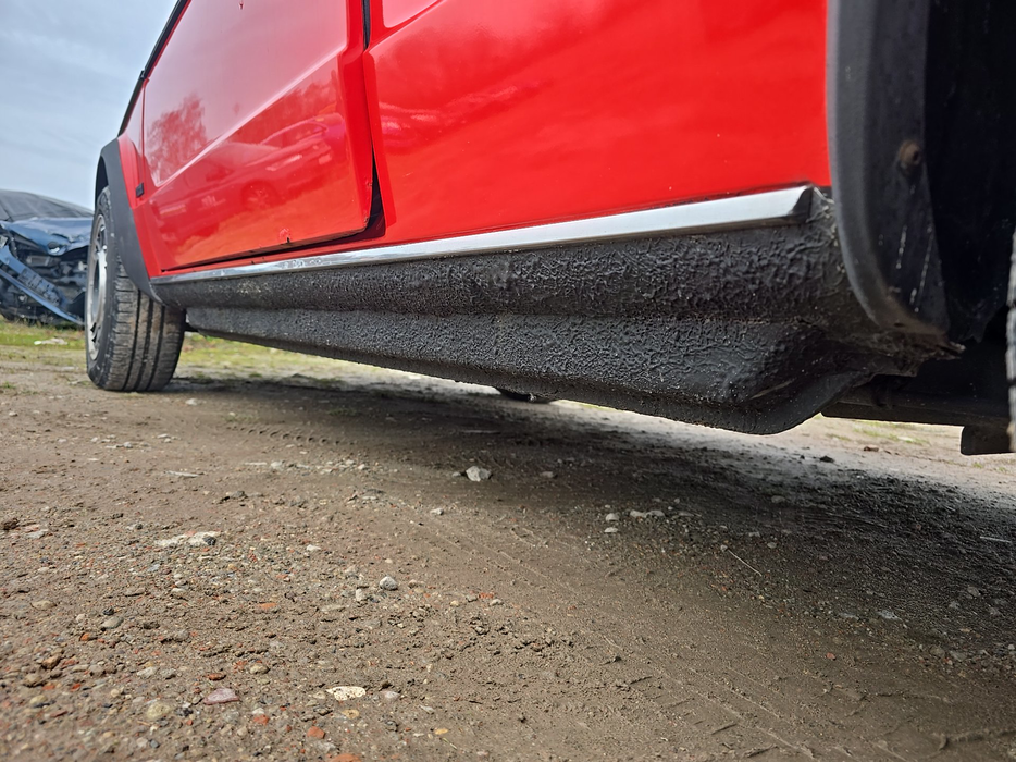 Zdjęcie progu tylnego lewego od dołu po przekątnej