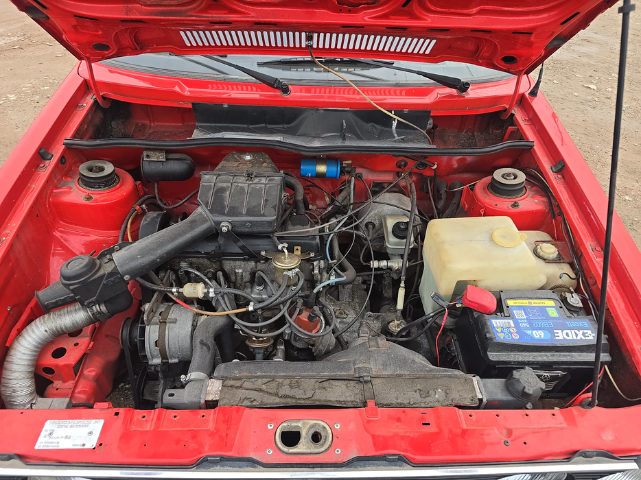 Zdjęcie wnętrza komory silnika