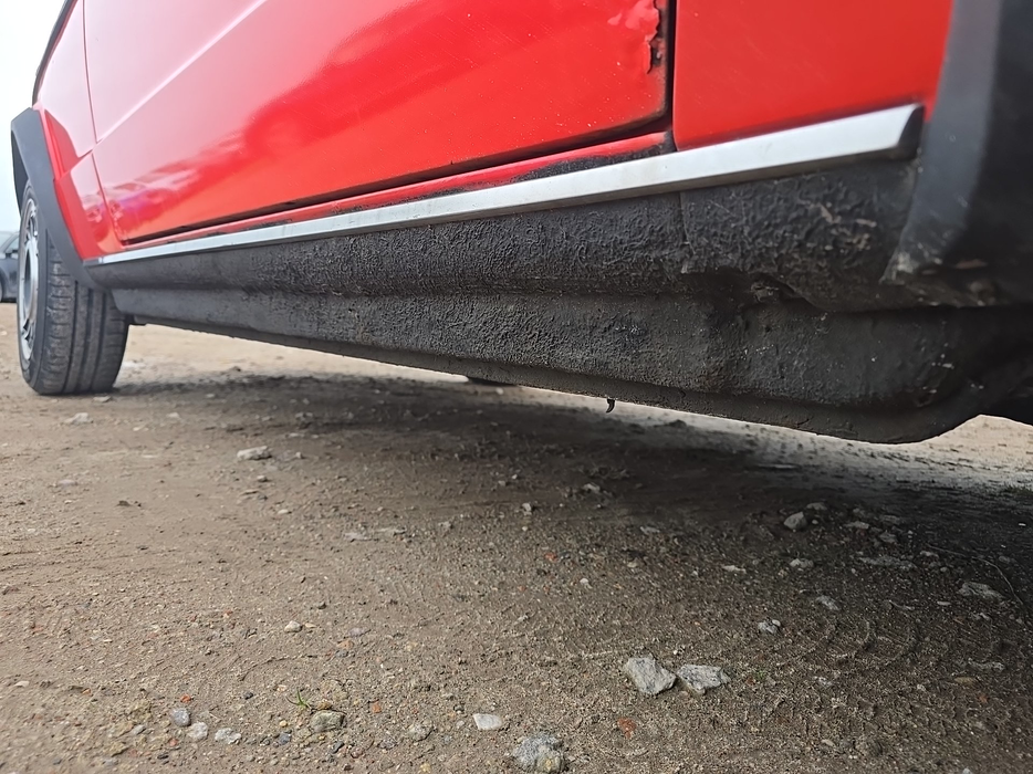 Zdjęcie progu przedniego prawego od dołu po przekątnej