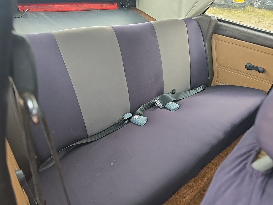 Zdjęcie kanapy tylnej z prawej strony