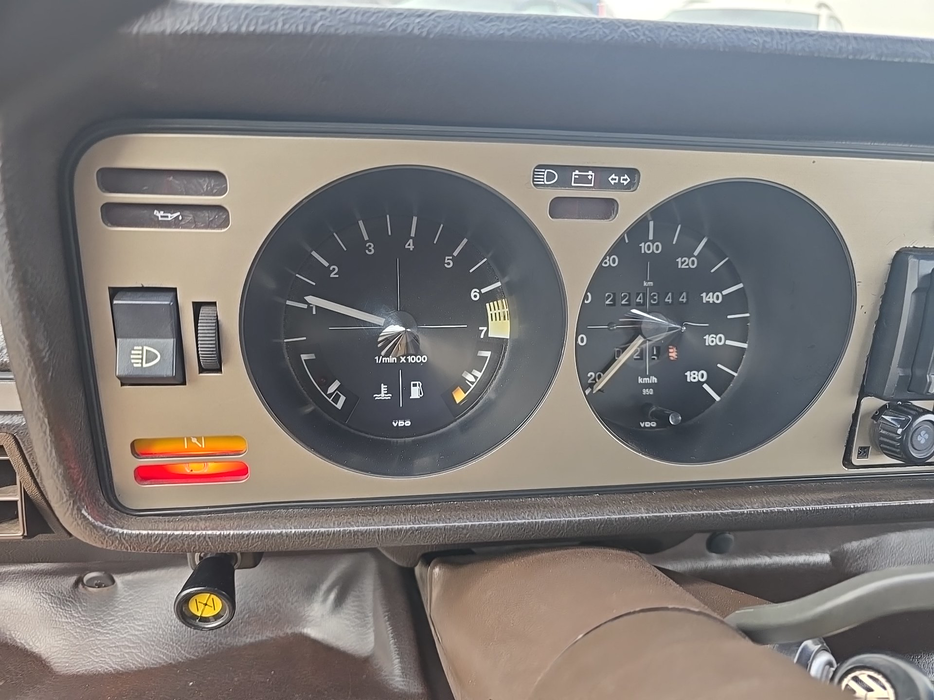 Zdjęcie zegarów i kontrolek po uruchomieniu silnika