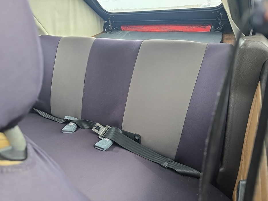 Zdjęcie kanapy tylnej z lewej strony