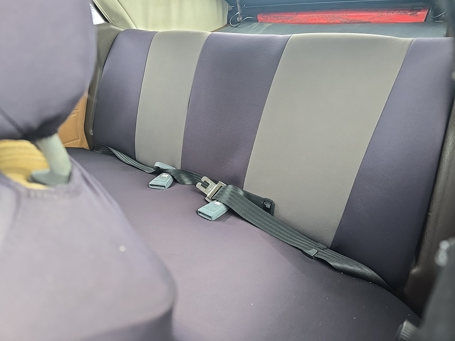 Zdjęcie wnętrza od kierowcy, tył