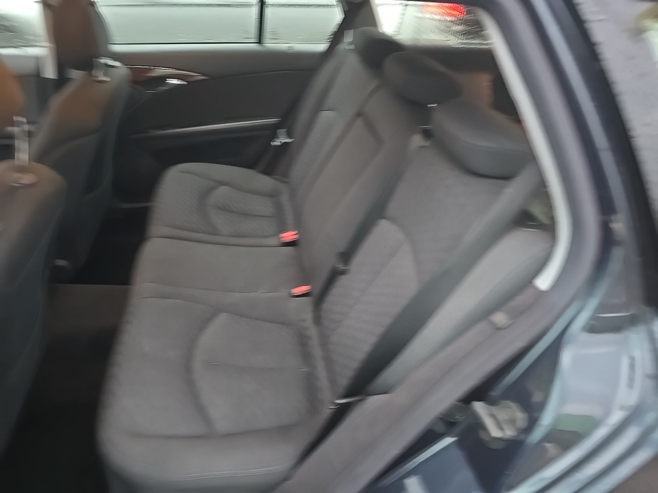 Zdjęcie kanapy tylnej z lewej strony