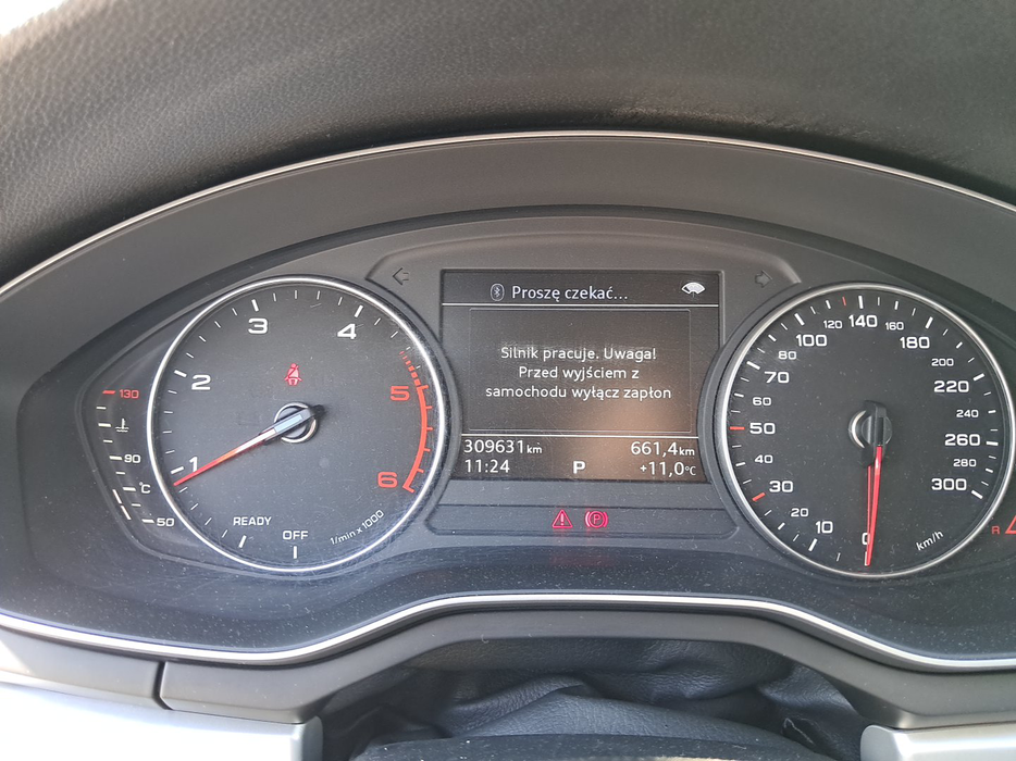 Zdjęcie zegarów i kontrolek po uruchomieniu silnika