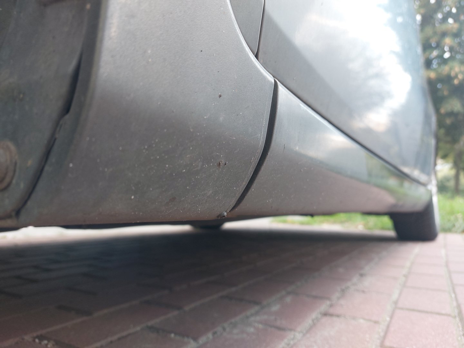 Zdjęcie progu przedniego lewego od dołu po przekątnej