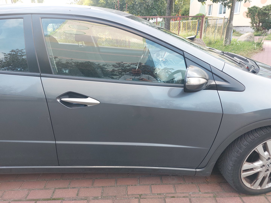 Zdjęcie drzwi przednich prawych wraz z szybą