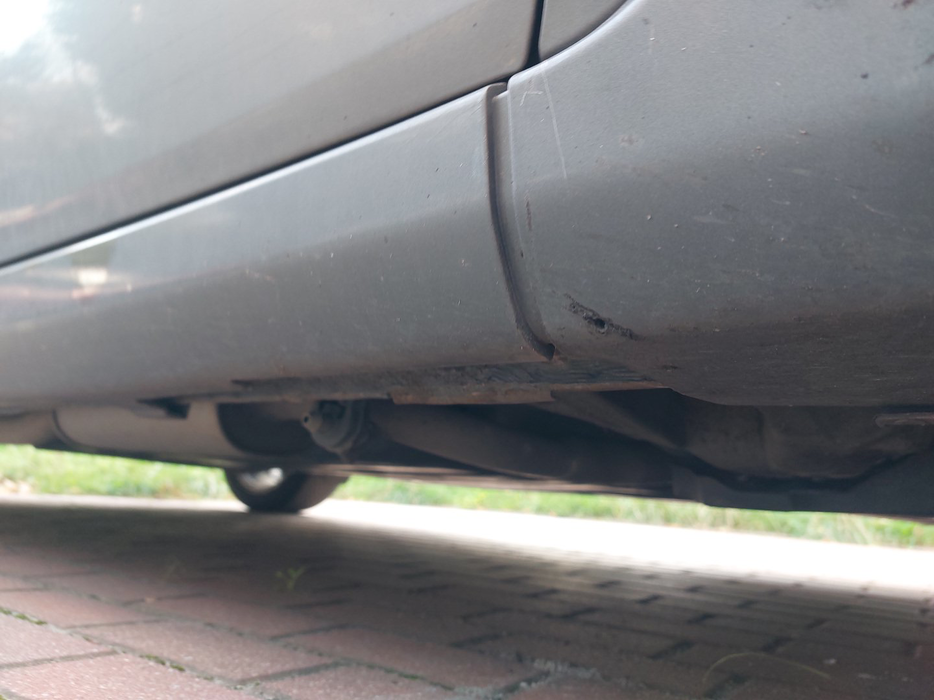 Zdjęcie progu przedniego prawego od dołu po przekątnej