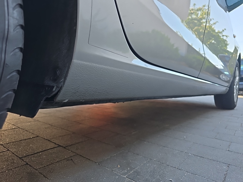 Zdjęcie progu tylnego prawego od dołu po przekątnej